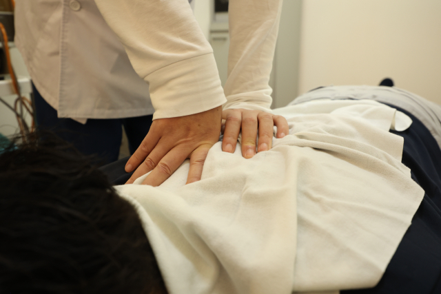 川越はーと整骨院による交通事故後の筋肉や関節の可動域を整える手技施術